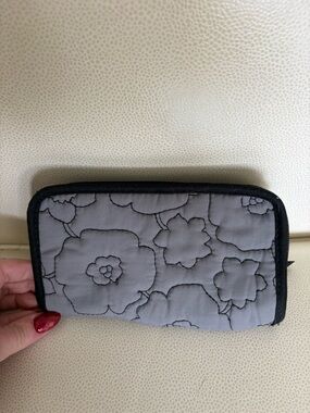 thirty-one Gray Quilted Floral Wristlet Wallet with Black Trim